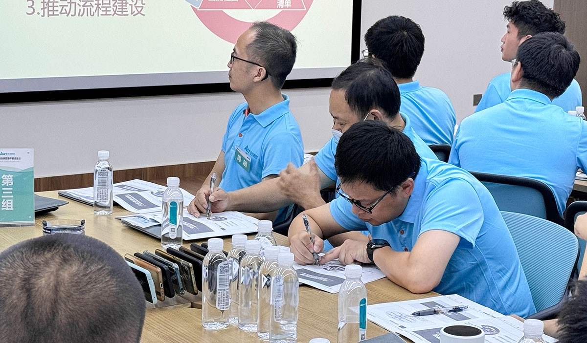 學(xué)員(yuan)們認真聽講做筆(bǐ)記